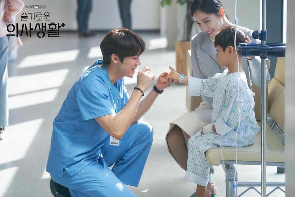 Potret Yoo Yeon Seok Dengan Artis Cilik Di Hospital Playlist