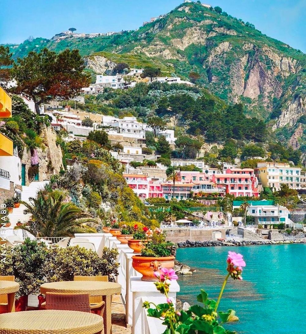 Indahnya 8 Spot Wisata di Ischia, Surga Tersembunyi Italia