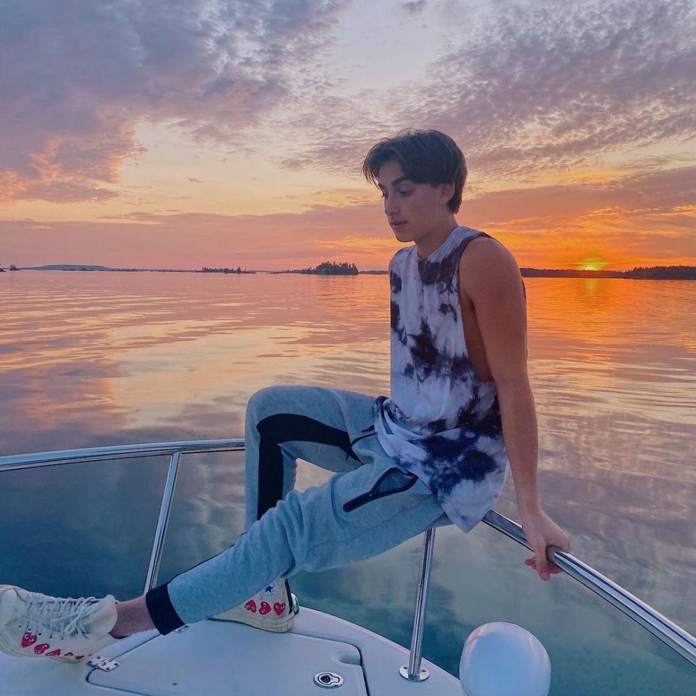 9 Ide Mix and Match Sneakers ala Johnny Orlando