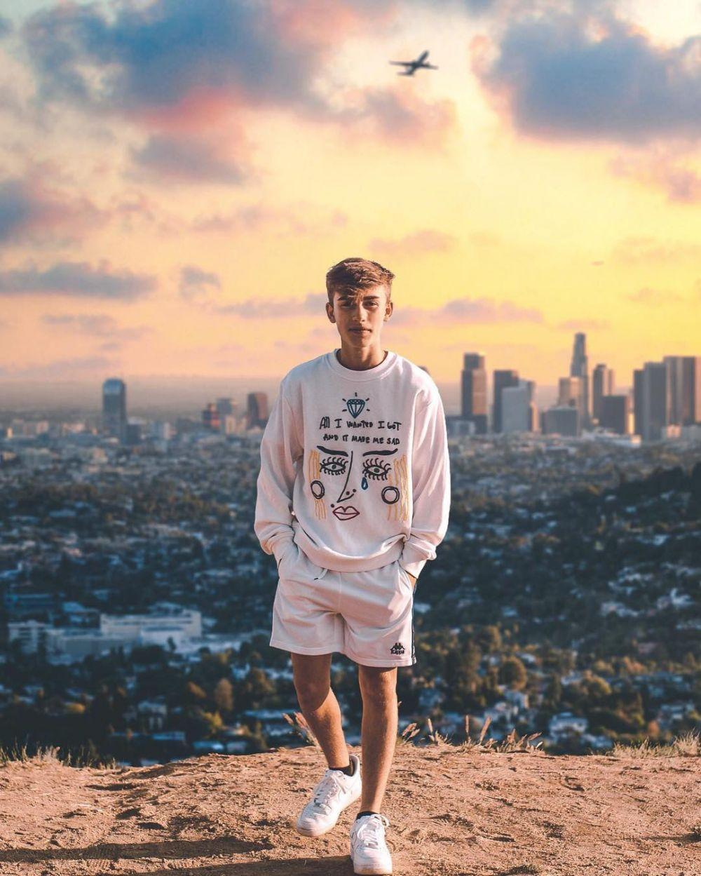 9 Ide Mix and Match Sneakers ala Johnny Orlando