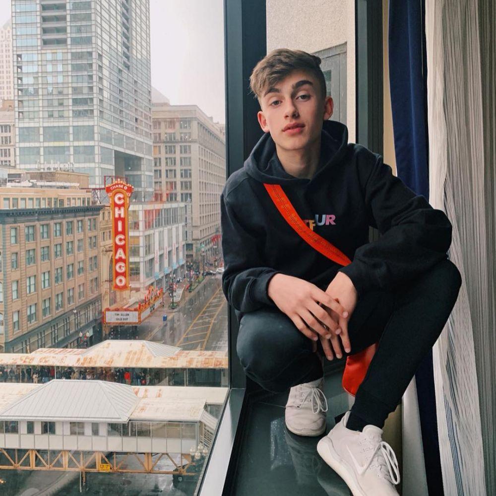 9 Ide Mix and Match Sneakers ala Johnny Orlando