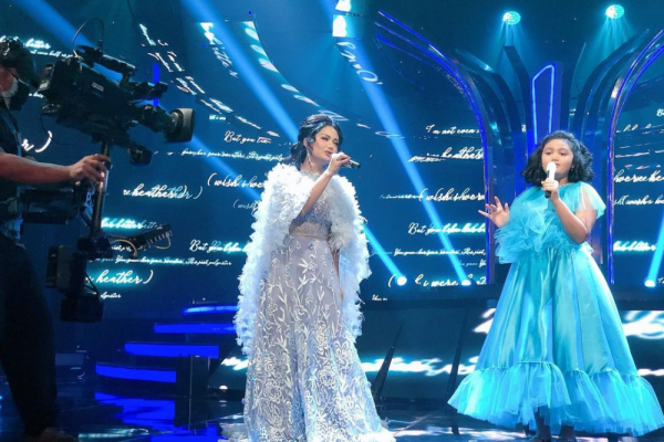 9 Potret Manis Amora Tampil Bareng sang Ibunda, Krisdayanti