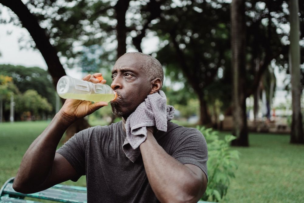 5 Manfaat Minum Air Garam bagi Kesehatan, Tertarik Mencoba?