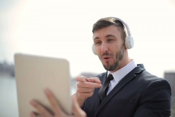 5 Ciri Pria yang Serius dalam Menjalin Hubungan LDR, Langgeng Terus!