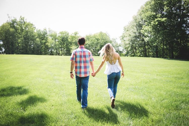 5 Alasan Gak Perlu Iri pada Hubungan Orang Lain, Kasihan Pasanganmu