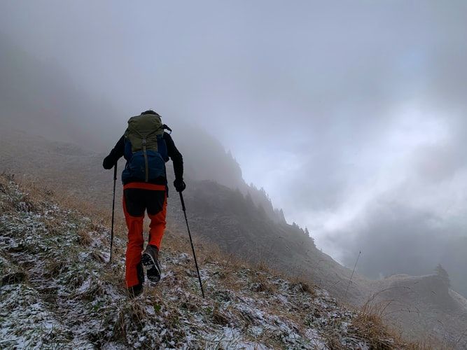 20 Perlengkapan Naik Gunung Yang Perlu Dibawa