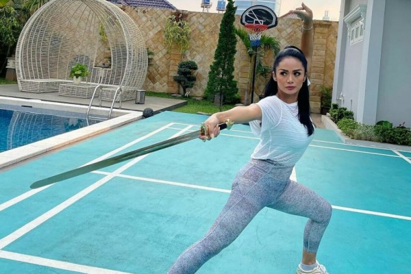 10 Potret Bugar Artis Saat Olahraga, Usia Mereka di Atas 40 Tahun