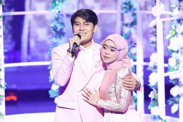 Berhasil Curi Perhatian, Ini 9 Kisah Cinta Aktor dan Penyanyi Wanita