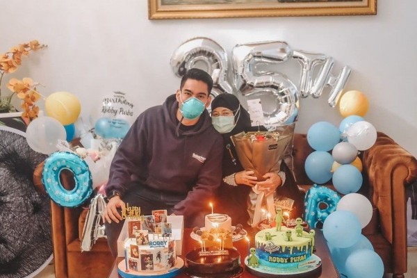 Ada Kejutan dari Ibu, 10 Potret Perayaan Ulang Tahun Robby Purba ke-35