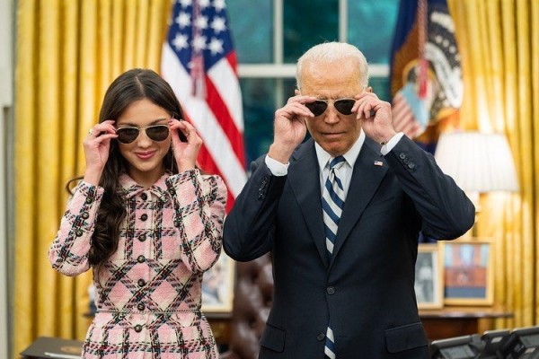 Gaungkan Vaksinasi, 10 Potret Olivia Rodrigo Hadiri Gedung Putih