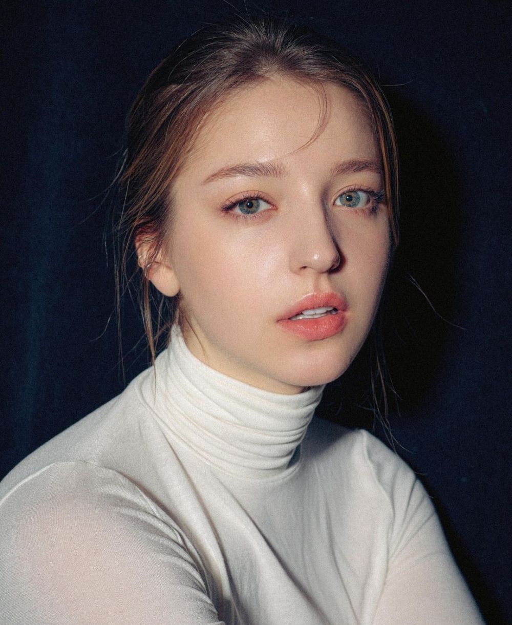 9 Pesona Angelina Danilova Model Rusia yang Namanya Bersinar