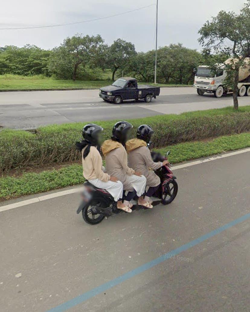 12 Aksi Ngakak Emak-emak Berkendara Motor, Bikin Elus Dada