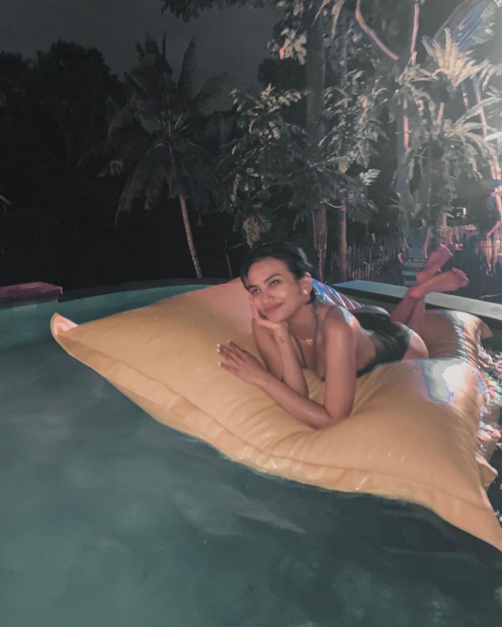 9 Potret Vanessa Angel di Kolam Renang, Bikin Hati Berdesir