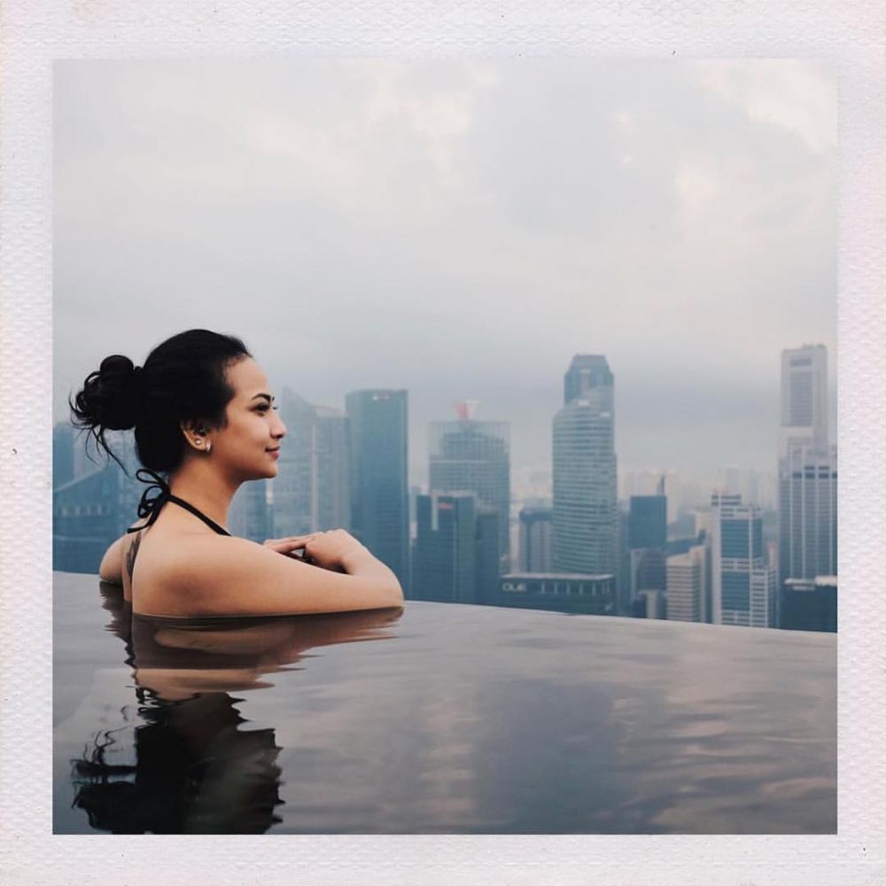 9 Potret Vanessa Angel di Kolam Renang, Bikin Hati Berdesir