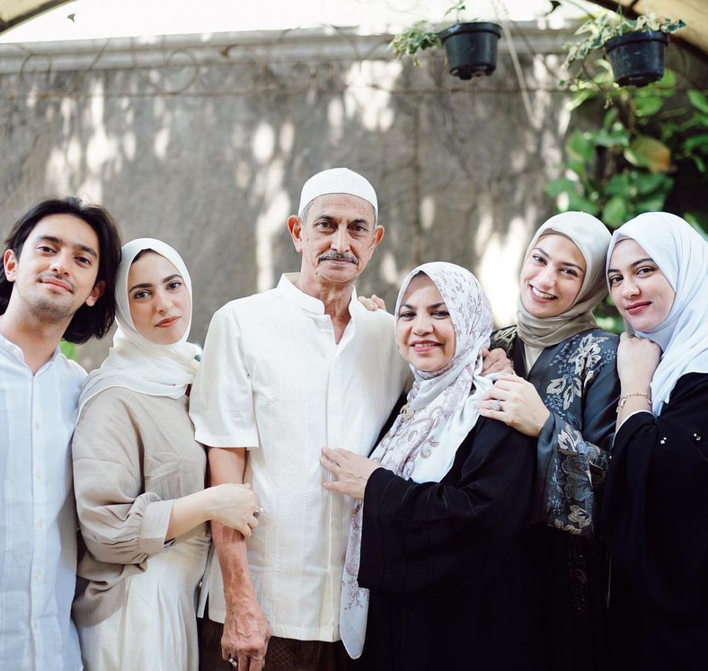 10 Potret Akrab Omar Daniel dan Keluarga, Anak Cowok Satu-Satunya