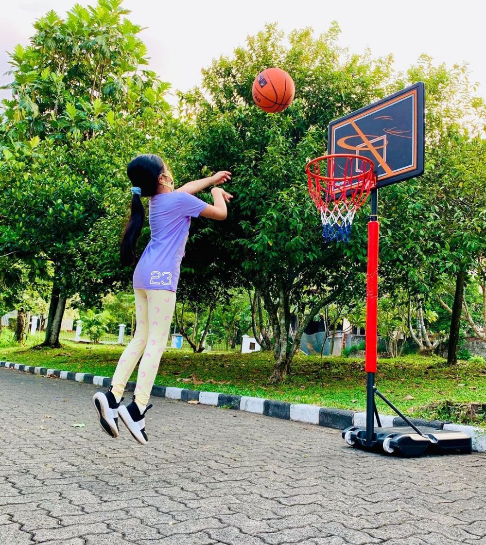Idolakan BTS, 10 Potret Jizzy Anak Marsha Timothy dan Vino G Bastian