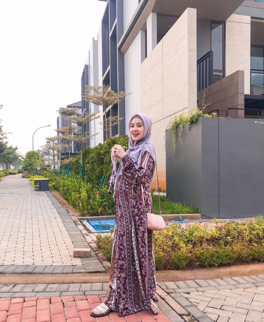 9 Inspirasi OOTD Hijab ala Adinda Amira, Syar'i Namun Elegan 