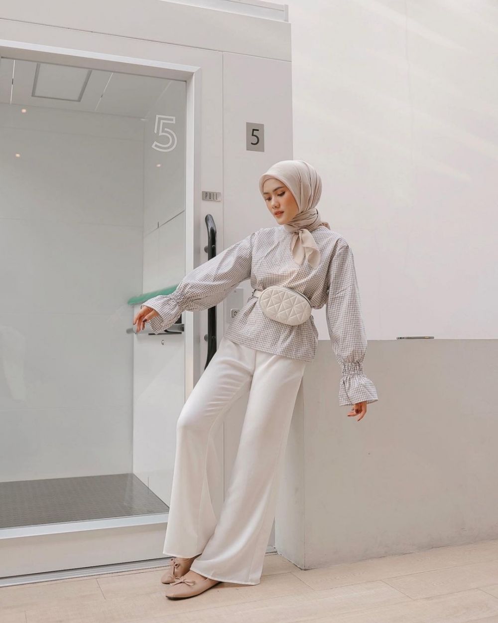 12 Ide OOTD Hijab ala Ratu Isyell, Bisa Kamu Pakai ke Kampus  