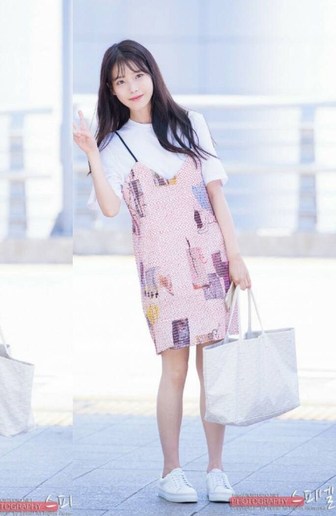 15 Inspirasi Outfit Mini Dress ala IU, Cute dan Simple Buat OOTD!