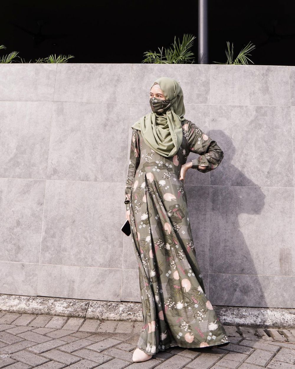 9 Inspirasi OOTD Hijab ala Adinda Amira, Syar'i Namun Elegan 