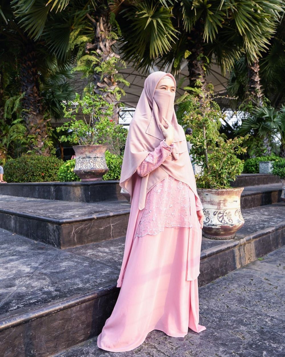 9 Inspirasi OOTD Hijab ala Adinda Amira, Syar'i Namun Elegan 