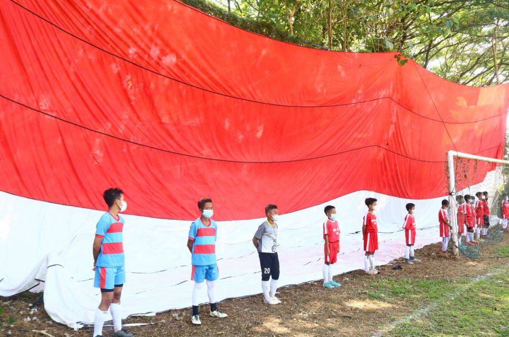 Warga Tunggul Wulung Malang Bentangkan Bendera 30 Meter