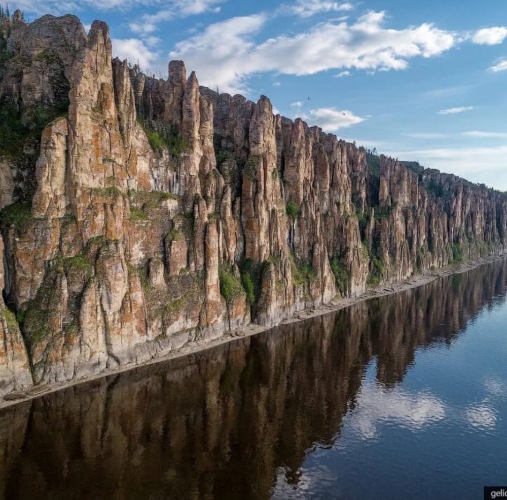 Какие природные достопримечательности есть в московской области. Парк Ленские столбы Якутия. Река Лена Ленские столбы. Река Лена Якутия Ленские столбы. Ленские столбы каменный лес Якутии.