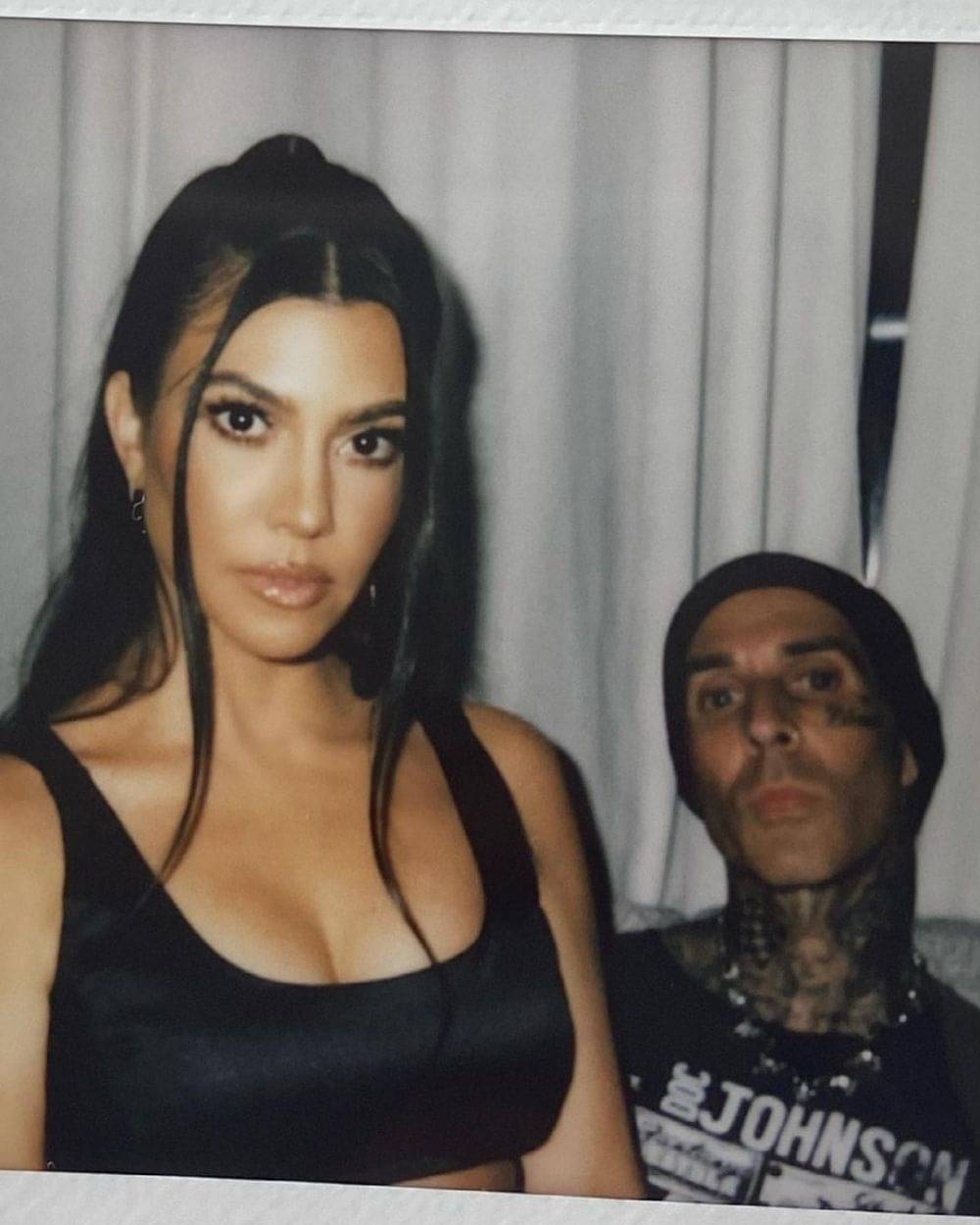 9 Potret Romantis Kourtney Kardashian Dan Travis Barker