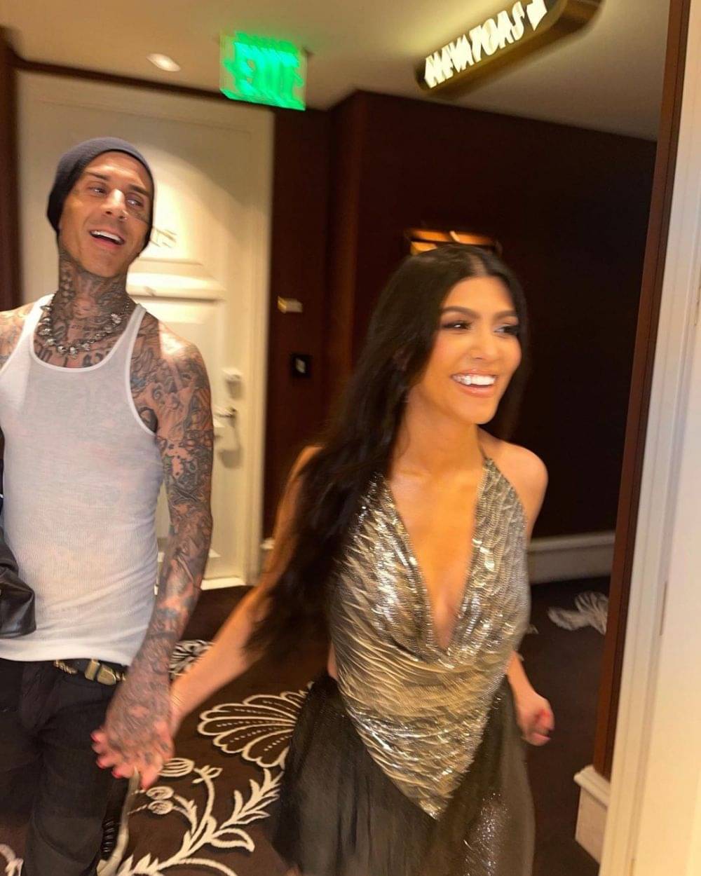 9 Potret Romantis Kourtney Kardashian Dan Travis Barker