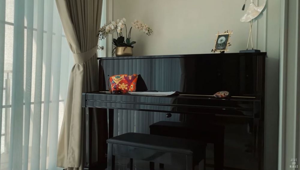 There is piano in room