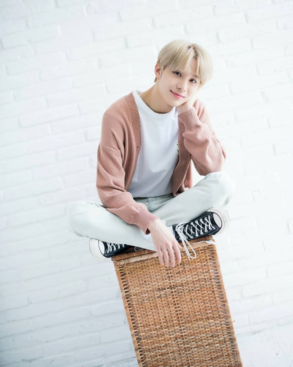 9 Ide Outfit Kasual Jungwoo NCT, Gak Bikin Bosan!