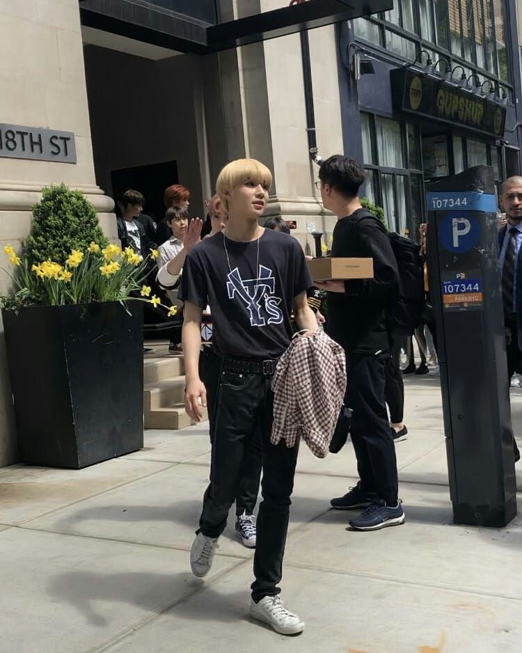 9 Ide Outfit Kasual Jungwoo NCT, Gak Bikin Bosan!