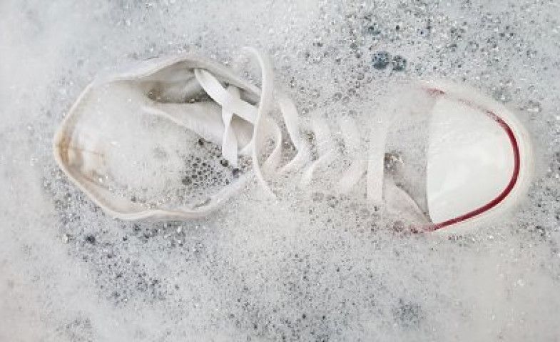 Tips Membersihkan Sepatu Biar Gak Rusak, Jangan Rendam Pakai Deterjen