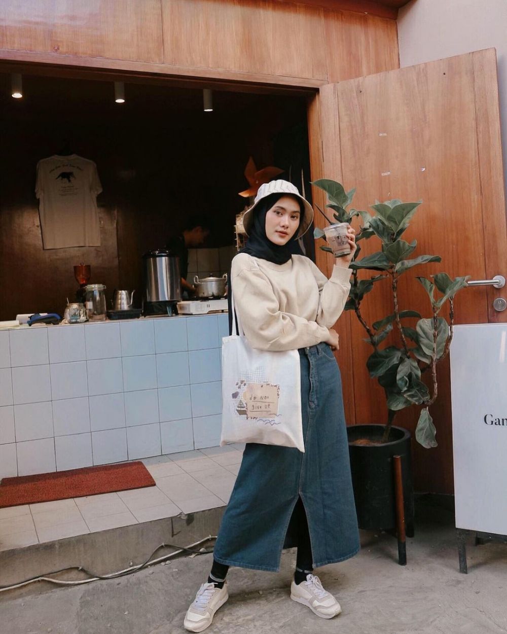 12 Inspirasi OOTD Hijab Kasual ala Selebgram Ratu Isyell, Chic Abis!