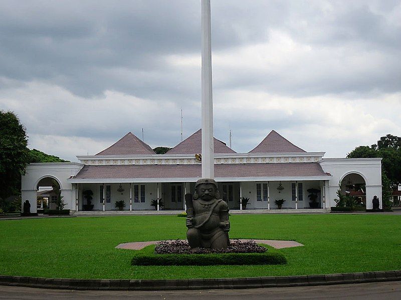 Berlebaran di Yogyakarta, Jokowi Bagi 5 Ribu Sembako di Gedung Agung  