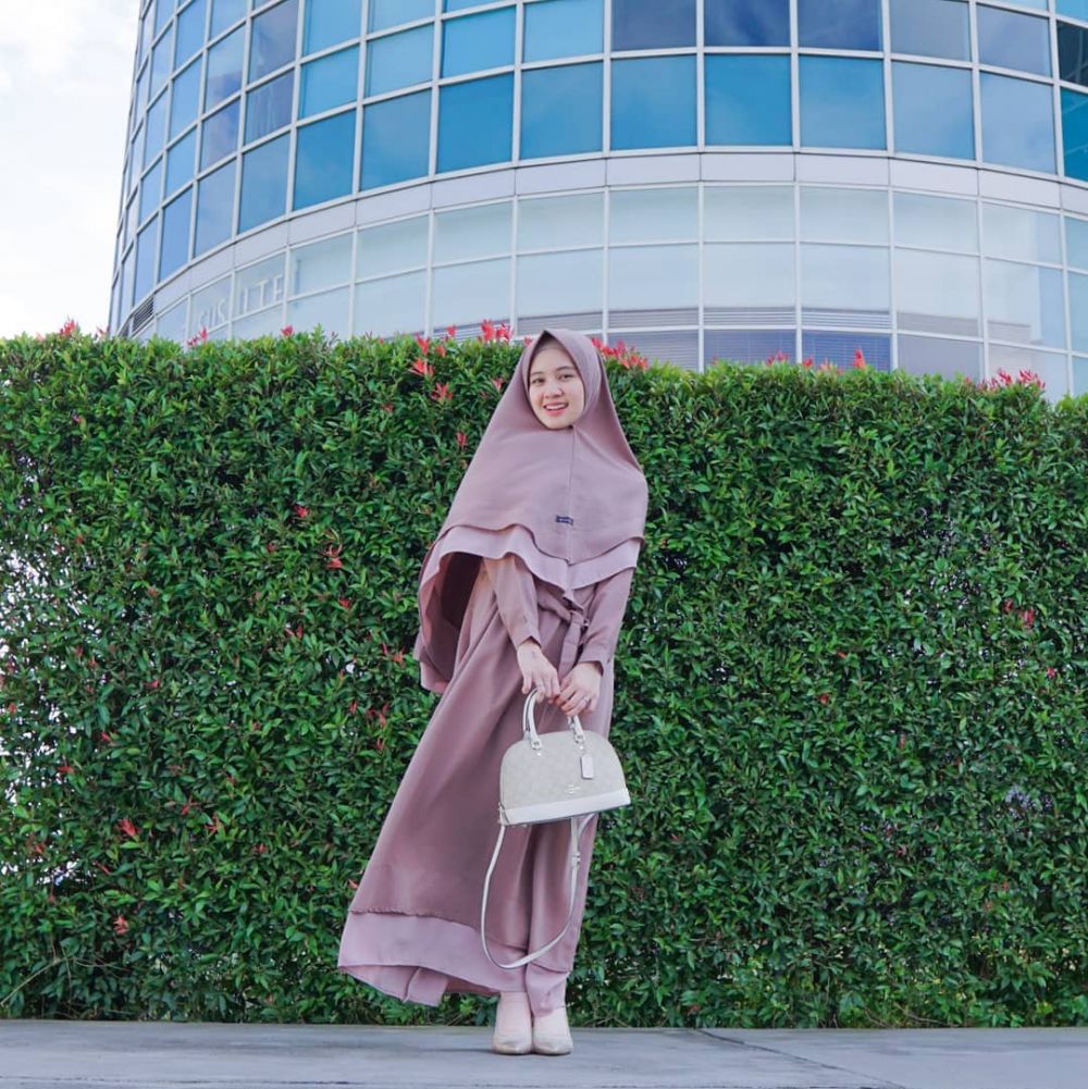 9 Inspirasi OOTD Hijab ala Adinda Amira, Syar'i Namun Elegan 