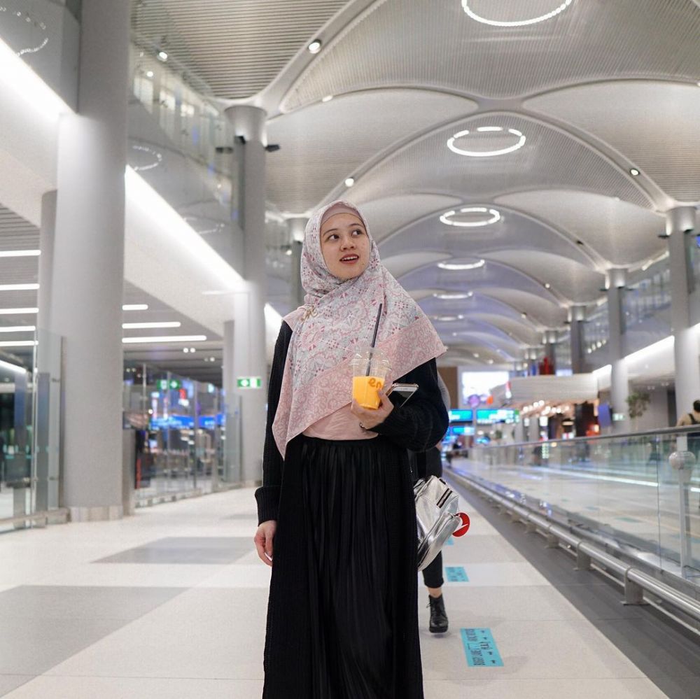 9 Inspirasi OOTD Hijab ala Adinda Amira, Syar'i Namun Elegan 