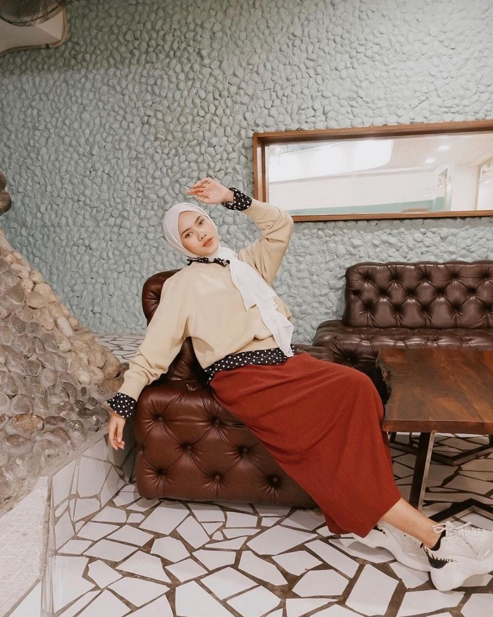 12 Ide OOTD Hijab ala Ratu Isyell, Bisa Kamu Pakai ke Kampus  