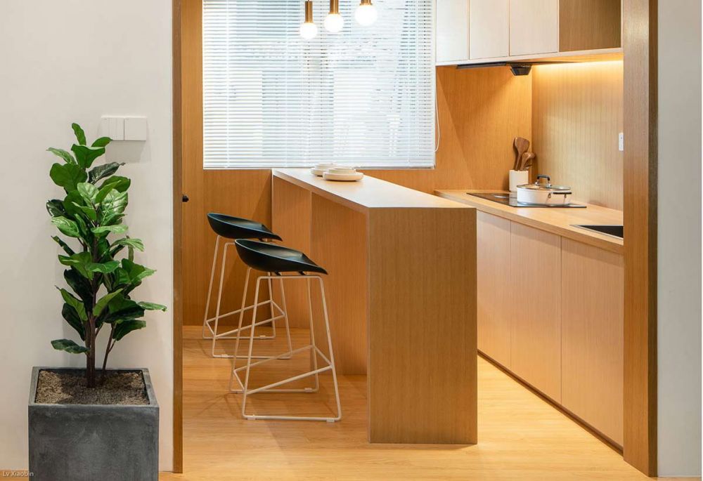 Ide Interior Apartemen Loft Mungil dengan Panel Kayu yang Super Cozy 