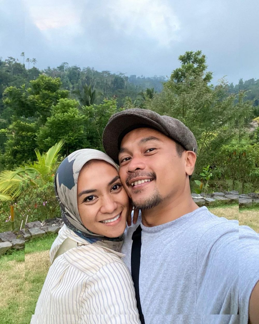 10 Potret Kebersamaan Enno Lerian dan Suami yang Harmonis