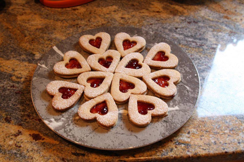 What’s Inside Gingerbread Linzer Cookies: A Comprehensive Guide