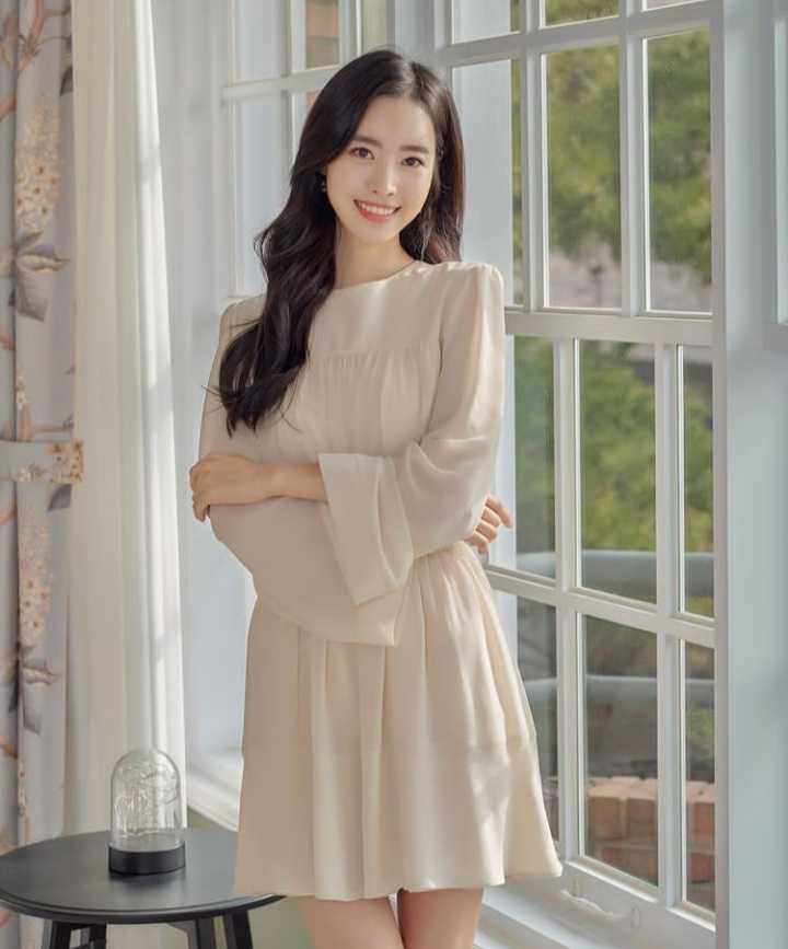 Jin Se Yeon (instagram.com/jinseyun.go) .