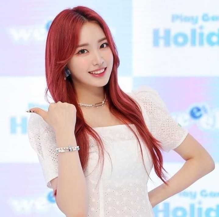 9 Potret Zoa Weeekly dengan Rambut Merah Menyala