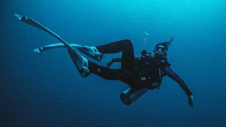 7 Potret Awkarin saat Memperlihatkan Keindahan Bawah Laut