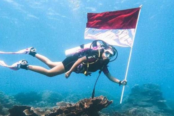 7 Potret Awkarin saat Memperlihatkan Keindahan Bawah Laut