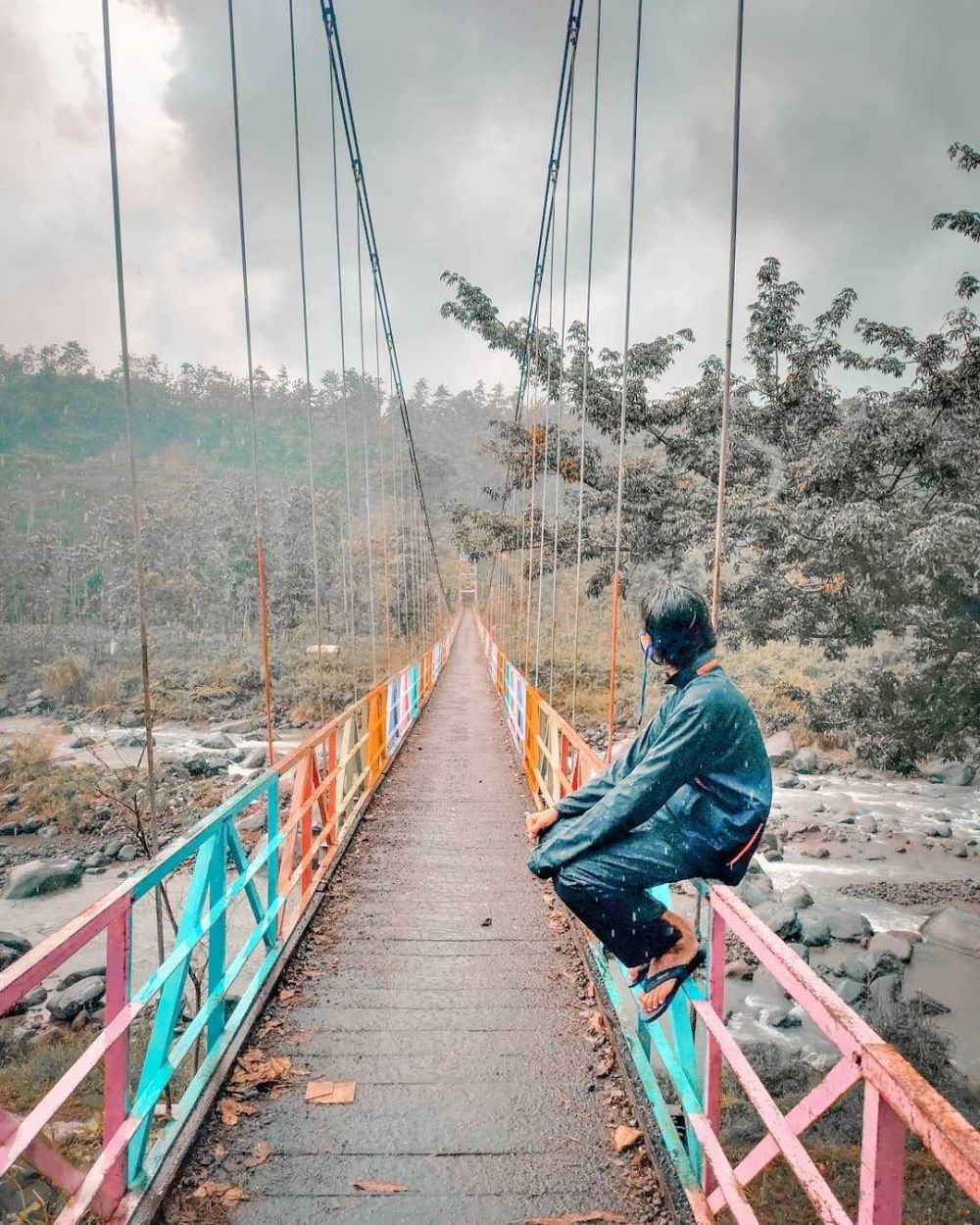 10 Spot Foto Jembatan Gantung di Indonesia yang Estetik
