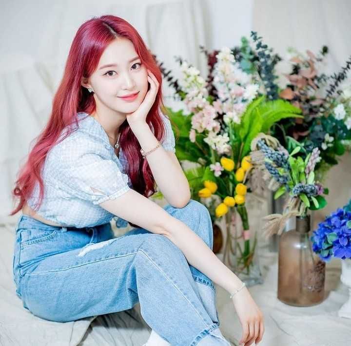 9 Potret Zoa Weeekly dengan Rambut Merah Menyala