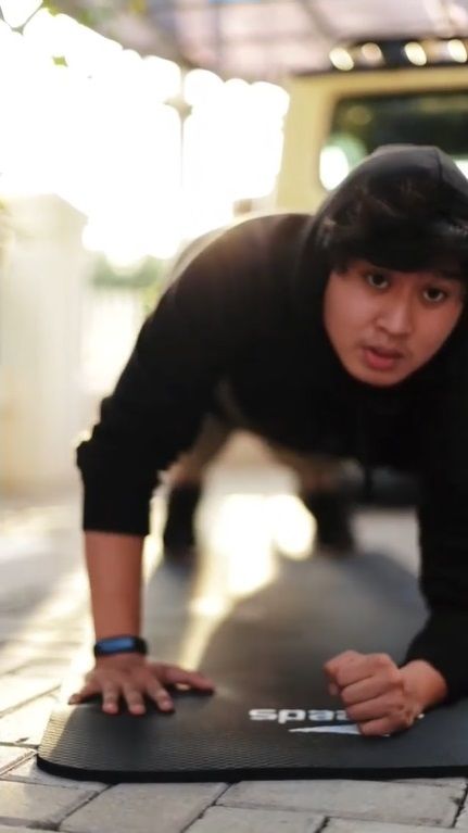 Sedang Viral, 9 Potret Sosok Ikoy Asisten Arief Muhammad