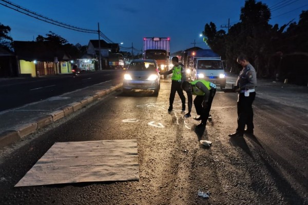 Truk Molen Tabrak Dua Pengendara Hingga Tewas di Mojokerto