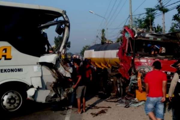 Bus Mira Tabrak Truk Tangki Di Jombang, Sopir Terjepit